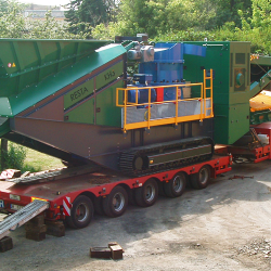 Transport von einer 40 Tonnen schweren mobilen Siebanlage KEESTRACK Frontier von Tschechien, Sternberk nach D-Lübeck Hafen