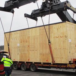 Transport im Jahr 2017 einer Anlage in Kiste verpackt vom Hersteller HANDTMANN von D-Baienfurt nach D-Lübeck und Umladung auf Mafitrailer für Verschiffung nach Russland