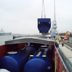 Entladung vom Binnenschiff der 4 Industriekessel LOOS BOSCH je 86 Tonnen in Belgien, Antwerpen auf Kai für weitere Verschiffung nach Russland, Sankt Petersburg