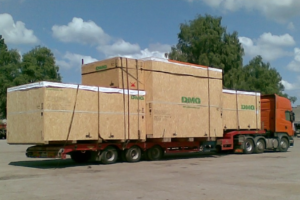 Transporte von mehreren Metallbearbeitungsanlagen DECKEL MAHO verpackt in Kisten von D-Pfronten nach RUS-Kaluga